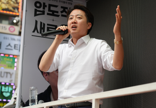 이준석 개혁신당 대선 후보가 24일 경기도 성남 분당구 서현역 앞 광장에서 유세를 하며 지지를 호소하고 있다. 개혁신당 제공.
